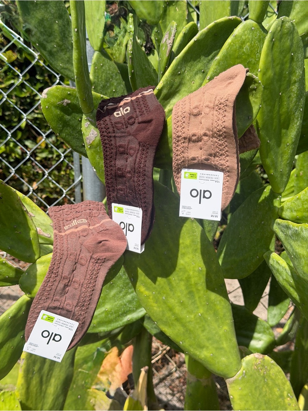 ALO Yoga Cable Knit Socks in Chocolate, Caramel & Dark Brown 7-9 - Picture 6 of 6